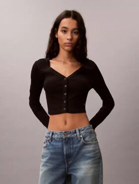 Gerippte, kurz geschnittene Strickjacke