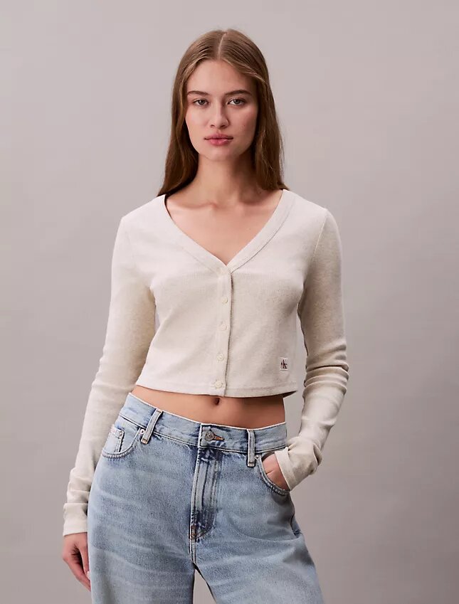 Gerippte, kurz geschnittene Strickjacke Gerippte, kurz geschnittene Strickjacke