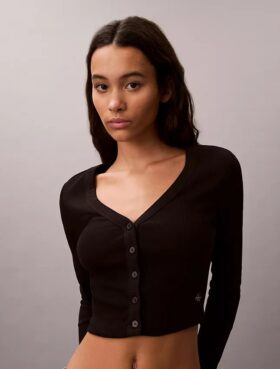 Gerippte, kurz geschnittene Strickjacke
