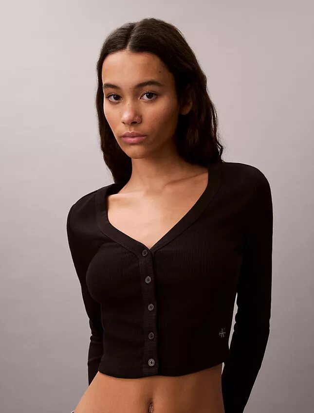 Gerippte, kurz geschnittene Strickjacke Gerippte, kurz geschnittene Strickjacke