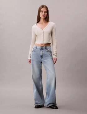 Gerippte, kurz geschnittene Strickjacke