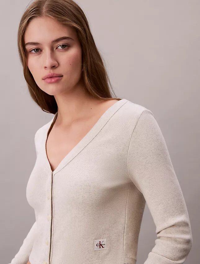 Gerippte, kurz geschnittene Strickjacke Gerippte, kurz geschnittene Strickjacke