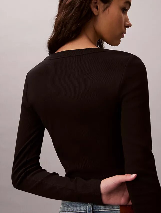 Gerippte, kurz geschnittene Strickjacke Gerippte, kurz geschnittene Strickjacke