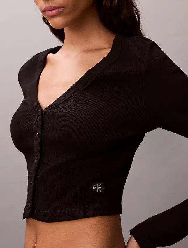 Gerippte, kurz geschnittene Strickjacke Gerippte, kurz geschnittene Strickjacke