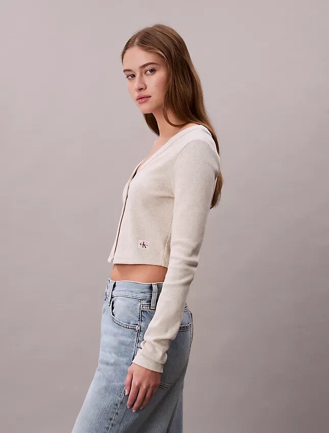 Gerippte, kurz geschnittene Strickjacke Gerippte, kurz geschnittene Strickjacke