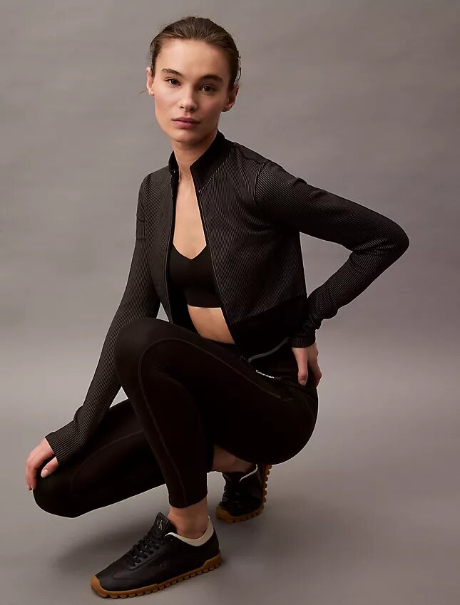 Gerippte, sportliche, kurze Jacke Gerippte, sportliche, kurze Jacke
