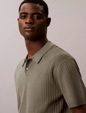 Geripptes Sweater-Poloshirt Geripptes Sweater-Poloshirt