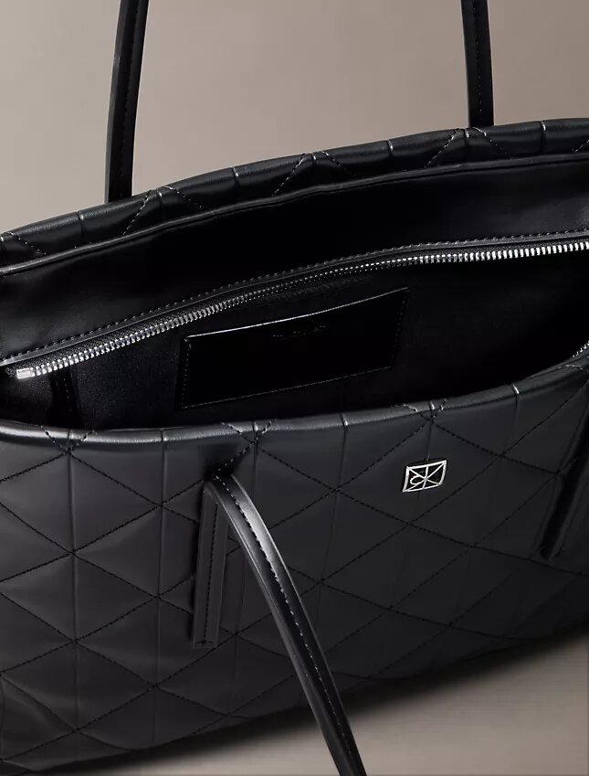 Gesteppte kleine Tasche mit Emblem-Logo Gesteppte kleine Tasche mit Emblem-Logo