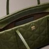 Gesteppte kleine Tasche mit Emblem-Logo Gesteppte kleine Tasche mit Emblem-Logo
