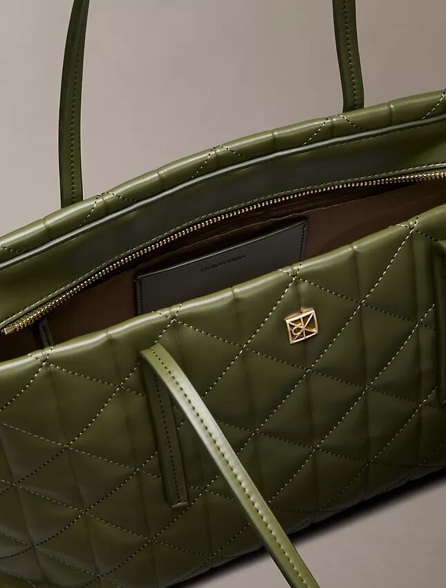 Gesteppte kleine Tasche mit Emblem-Logo Gesteppte kleine Tasche mit Emblem-Logo