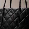 Gesteppte kleine Tasche mit Emblem-Logo Gesteppte kleine Tasche mit Emblem-Logo
