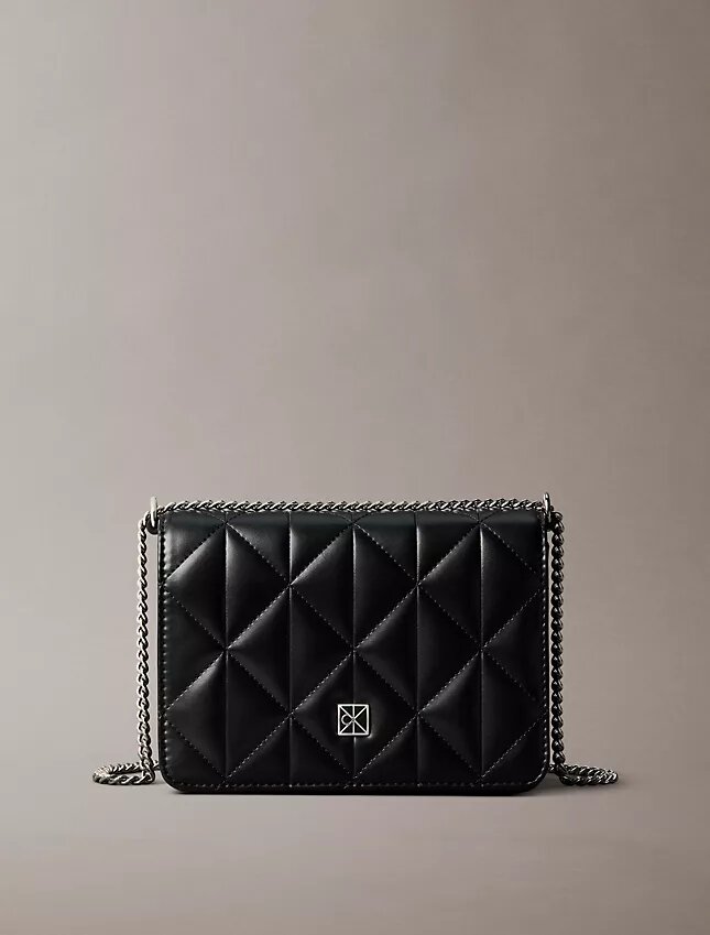 Gesteppte Mini-Kettenhandtasche mit Emblem-Logo Gesteppte Mini-Kettenhandtasche mit Emblem-Logo