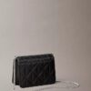 Gesteppte Mini-Kettenhandtasche mit Emblem-Logo Gesteppte Mini-Kettenhandtasche mit Emblem-Logo