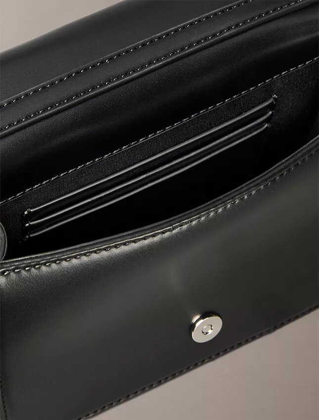 Gesteppte Mini-Kettenhandtasche mit Emblem-Logo Gesteppte Mini-Kettenhandtasche mit Emblem-Logo