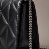 Gesteppte Mini-Kettenhandtasche mit Emblem-Logo Gesteppte Mini-Kettenhandtasche mit Emblem-Logo