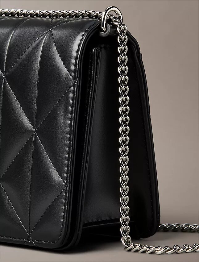 Gesteppte Mini-Kettenhandtasche mit Emblem-Logo Gesteppte Mini-Kettenhandtasche mit Emblem-Logo