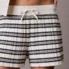 Gestreifte Shorts mit Rippbündchen Gestreifte Shorts mit Rippbündchen