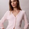 Gewebter, feingerippter, schmaler Cardigan von Monologo Gewebter, feingerippter, schmaler Cardigan von Monologo