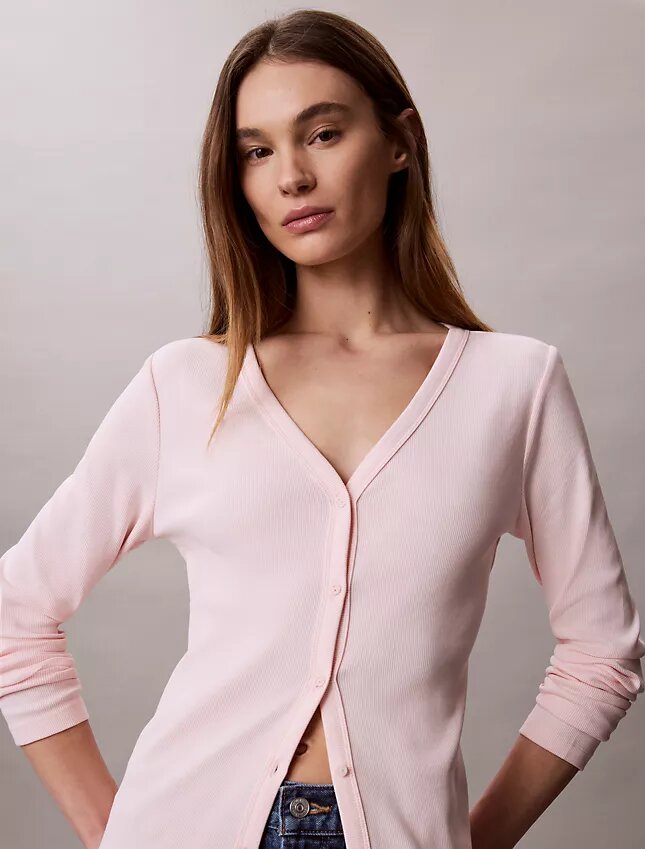 Gewebter, feingerippter, schmaler Cardigan von Monologo Gewebter, feingerippter, schmaler Cardigan von Monologo
