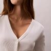 Gewebter, feingerippter, schmaler Cardigan von Monologo Gewebter, feingerippter, schmaler Cardigan von Monologo