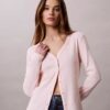 Gewebter, feingerippter, schmaler Cardigan von Monologo Gewebter, feingerippter, schmaler Cardigan von Monologo