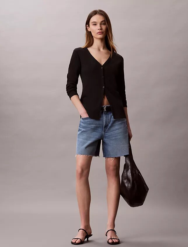 Gewebter, feingerippter, schmaler Cardigan von Monologo Gewebter, feingerippter, schmaler Cardigan von Monologo