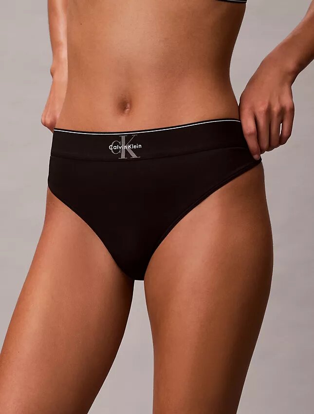 Grafik-Monogram-Stretch-Thong aus Microfiber Grafik-Monogram-Stretch-Thong aus Microfiber