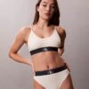 Grafik-Monogram-Stretch-Thong aus Microfiber Grafik-Monogram-Stretch-Thong aus Microfiber