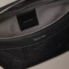 Gürteltasche mit durchgehend geprägtem Emblem-Logo