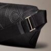 Gürteltasche mit durchgehend geprägtem Emblem-Logo