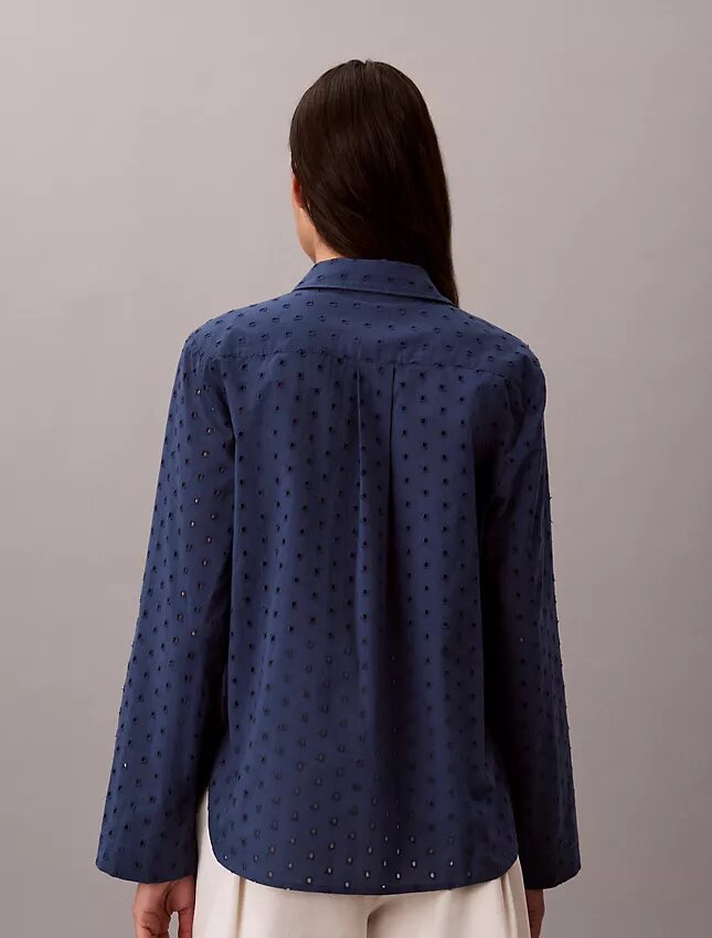 Hemd mit Knopfleiste und Broderie Anglaise Hemd mit Knopfleiste und Broderie Anglaise