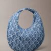 Hobo-Tasche aus Denim mit durchgängigem Emblem-Logo Hobo-Tasche aus Denim mit durchgängigem Emblem-Logo