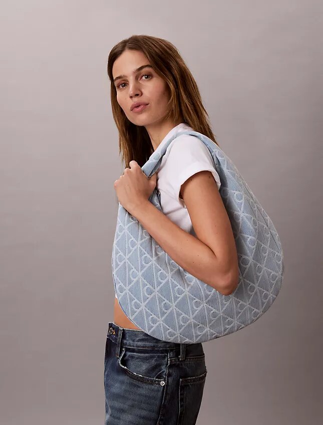 Hobo-Tasche aus Denim mit durchgängigem Emblem-Logo Hobo-Tasche aus Denim mit durchgängigem Emblem-Logo