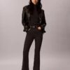 Hoch taillierte Jeans mit ausgestelltem Bein