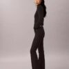 Hoch taillierte Jeans mit ausgestelltem Bein