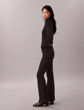 Hoch taillierte Jeans mit ausgestelltem Bein
