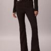 Hoch taillierte Jeans mit ausgestelltem Bein