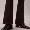 Hoch taillierte Jeans mit ausgestelltem Bein