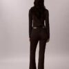 Hoch taillierte Jeans mit ausgestelltem Bein