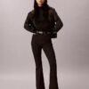 Hoch taillierte Jeans mit ausgestelltem Bein