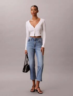 Hoch taillierte, verkürzte Jeans mit ausgestelltem Bein Hoch taillierte, verkürzte Jeans mit ausgestelltem Bein