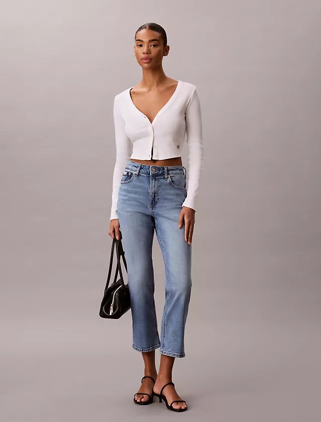Hoch taillierte, verkürzte Jeans mit ausgestelltem Bein Hoch taillierte, verkürzte Jeans mit ausgestelltem Bein