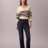 Hoch taillierte, verkürzte Jeans mit ausgestelltem Bein Hoch taillierte, verkürzte Jeans mit ausgestelltem Bein