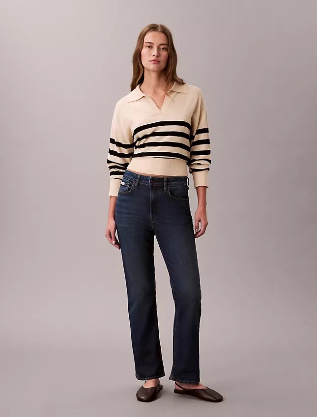 Hoch taillierte, verkürzte Jeans mit ausgestelltem Bein Hoch taillierte, verkürzte Jeans mit ausgestelltem Bein