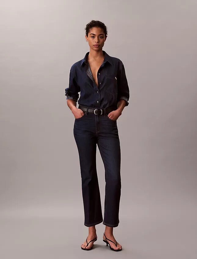 Hoch taillierte, verkürzte Jeans mit ausgestelltem Bein Hoch taillierte, verkürzte Jeans mit ausgestelltem Bein