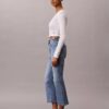 Hoch taillierte, verkürzte Jeans mit ausgestelltem Bein Hoch taillierte, verkürzte Jeans mit ausgestelltem Bein