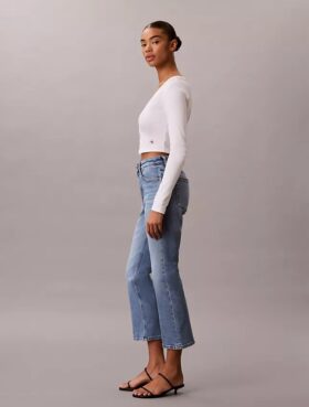 Hoch taillierte, verkürzte Jeans mit ausgestelltem Bein Hoch taillierte, verkürzte Jeans mit ausgestelltem Bein