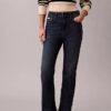 Hoch taillierte, verkürzte Jeans mit ausgestelltem Bein Hoch taillierte, verkürzte Jeans mit ausgestelltem Bein