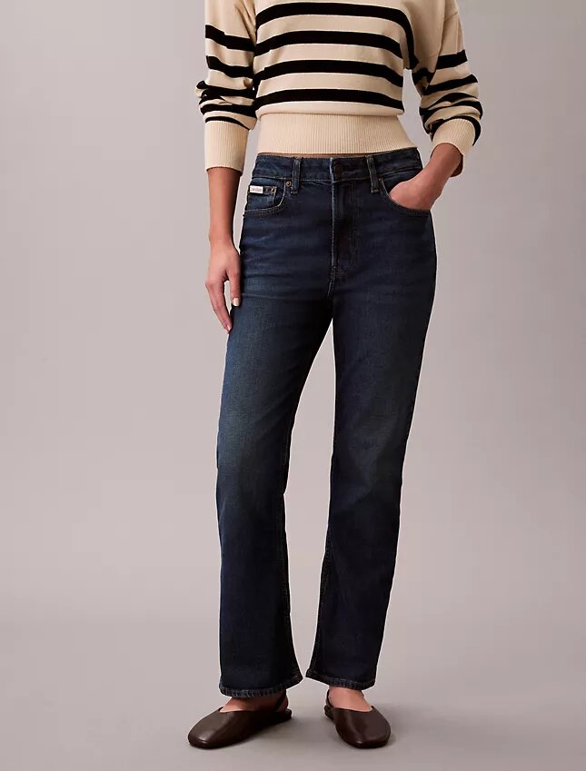 Hoch taillierte, verkürzte Jeans mit ausgestelltem Bein Hoch taillierte, verkürzte Jeans mit ausgestelltem Bein