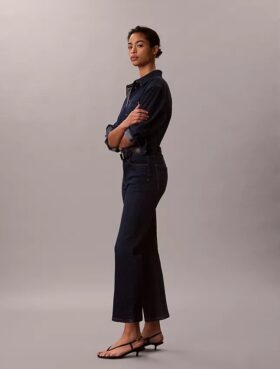 Hoch taillierte, verkürzte Jeans mit ausgestelltem Bein Hoch taillierte, verkürzte Jeans mit ausgestelltem Bein